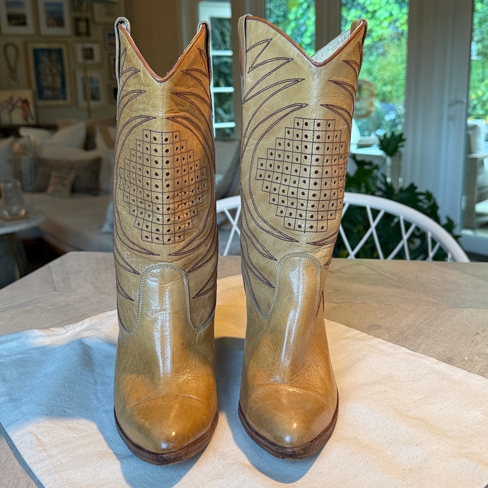VINTAGE Western Style Camel Leather Cowboy / Cowgirl Boots Brown Stitching sz 8 - Picture 5 of 11